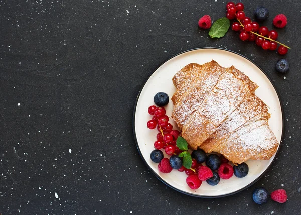 Delicious Breakfast Fresh Croissants Ripe Berries — Stock Photo, Image