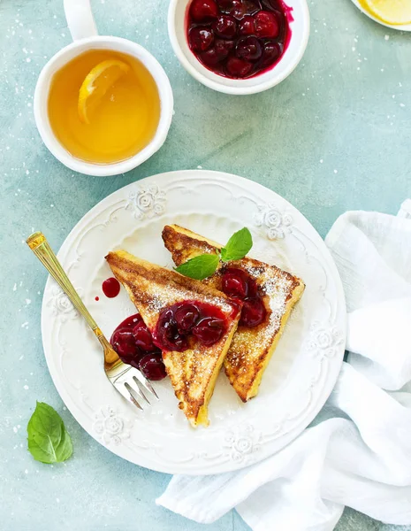 Franse Toast Met Kersensaus — Stockfoto