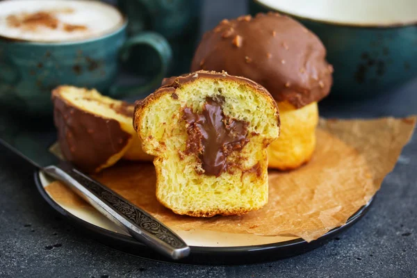 Brioche Broodje Met Chocolade Vulling Chocolade Coating — Stockfoto