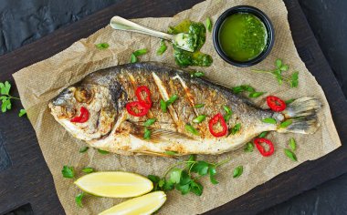 Pişmiş dorado sebze ve yeşil sos ile. Yukarıdan görüntülemek.