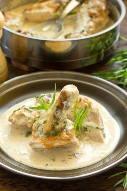 Tarhun balıklı sotelenmiş tavuk..