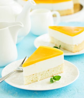 Şeftalili cheesecake. Seçici odak.