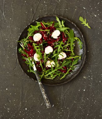 Pancar, roka ve mozzarella salatası..