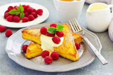 İngiliz soslu Fransız tostu ve ahududu..