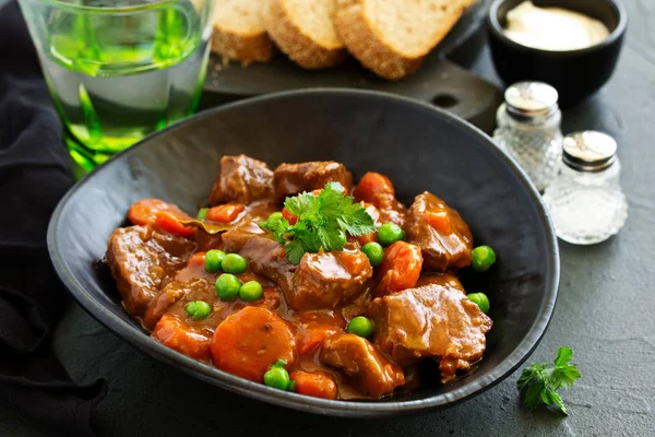 Rindereintopf Burgund Mit Karotten Zwiebeln Erbsen Und Champignons Wein Blick — Stockfoto