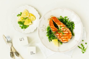 Fırında Balık veya kavrulmuş fileto veya bezelye ile biftek,