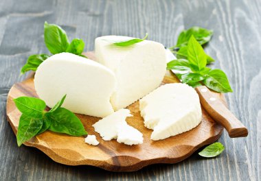 peynir brynza ve sarımsak bir kesme tahtası üzerinde.