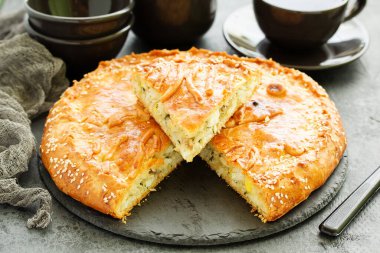 lezzetli balık köftesi, gri bir arka plan üzerine bir parça.