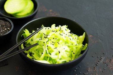 Susam ile yeşil turp salatası