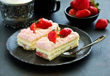 Çilekli kek. koyu arka plan.