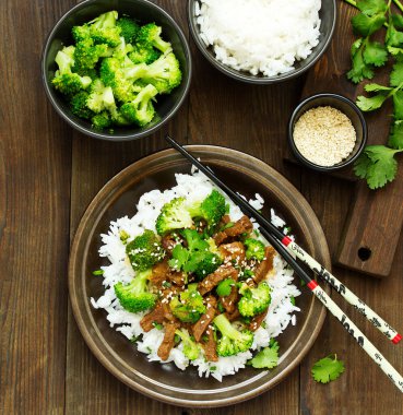Brokoli ve pirinç ile sığır eti. Asya mutfağı.