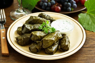 et ve pilav ile doldurulmuş dolma üzüm yaprakları.