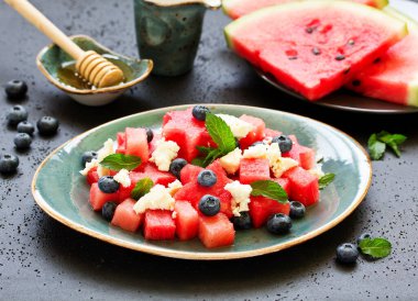 Peynirli, dutlu ve naneli karpuz salatası..