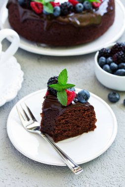 Sır ve taze çilek ile çikolatalı kek