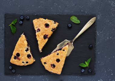 Yulaf ezmesi, yaban mersini ve Hindistan cevizi ile çörekler.