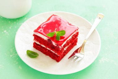 lezzetli kırmızı kadife kek bir plaka üzerinde bir parça.