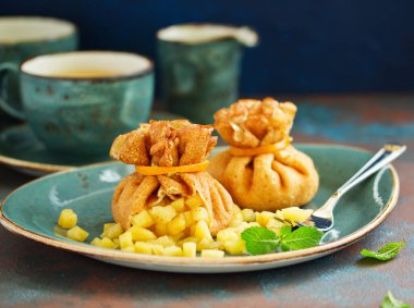 Rus krep elma ve karamel ile doldurulmuş.