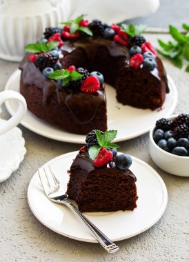 Sır ve taze çilek ile çikolatalı kek