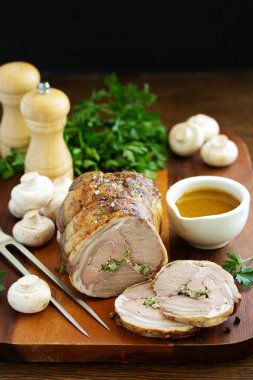 Şampiyon ve maydanozla doldurulmuş kuzu pirzolası..