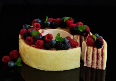 Yabanmersinli bisküvi keki..