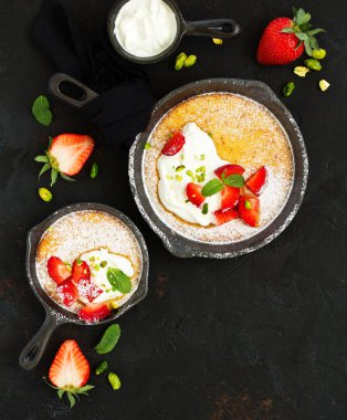 badem pasta krema ve çilek ile. Yukarıdan görüntülemek.