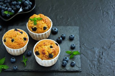 Karanlık bir arka plan üzerinde yaban mersini ile yulaf kek.