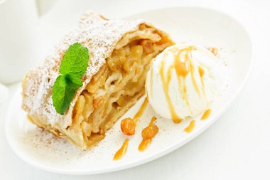 Tarçın ve dondurma topu ile elma strudel.