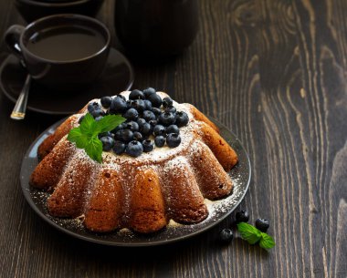 Yaban mersini ile vanilyalı kek (gugelhupf). koyu arka plan.