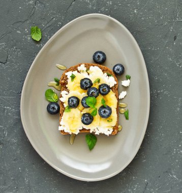 Süzme peynir, muz ve ballı sandviç. Yararlı kahvaltı.