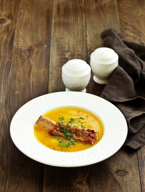 Kaburga füme bezelye çorbası..