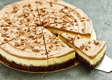 Ev yapımı karamel, fındık ve çikolata ile harika bir karamelli cheesecake.