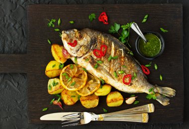 Pişmiş dorado sebze ve yeşil sos ile. Yukarıdan görüntülemek.