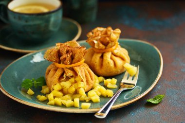 Rus krep elma ve karamel ile doldurulmuş.