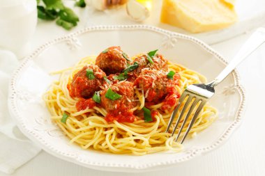 Yumurta tagliatelle mantarlı domates soslu köfte.