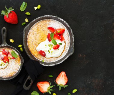 badem pasta krema ve çilek ile. Yukarıdan görüntülemek.