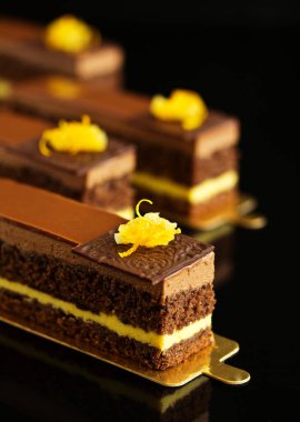 Çikolata-turuncu mousse kek.