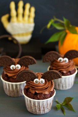 Cadılar Bayramı sopayı şeklinde çikolata kremalı çikolatalı kek.