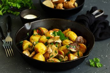 Bir tavada mantar fırında patates.