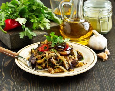 Soğan ve sarımsaklı kızarmış patlıcan salatası. Gürcistan mutfağı.