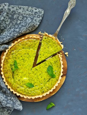 Yeşil bezelyeli, pastırmalı ve peynirli ev yapımı tart..