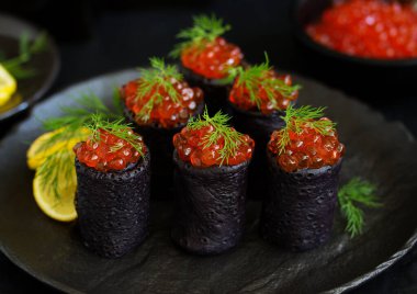 Mürekkep balığı mürekkebi kırmızı havyar ile krep. Rus mutfak.