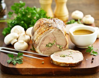 Şampiyon ve maydanozla doldurulmuş kuzu pirzolası..