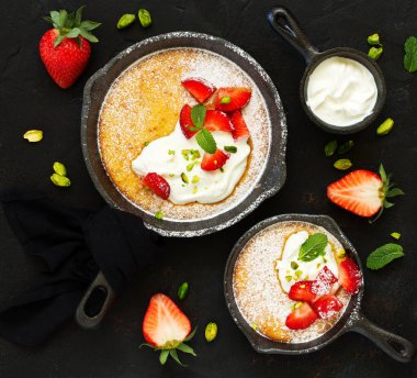 badem pasta krema ve çilek ile. Yukarıdan görüntülemek.