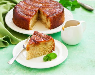Karamel ile ev yapımı geleneksel Muz pasta.