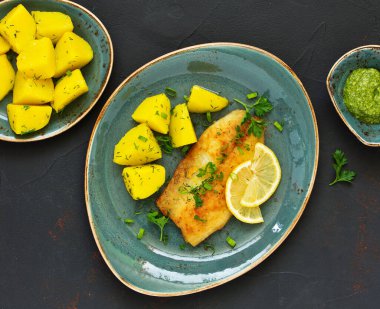 Kızarmış parça balık haşlanmış genç patates ile.