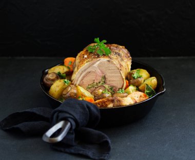 Şampiyon ve maydanozla doldurulmuş kuzu pirzolası..