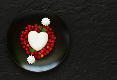 kremsi mousse yabani çilek ile gelen modern tatlı.