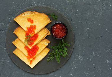 Rus usulü kırmızı havyarlı krep yığını.. .