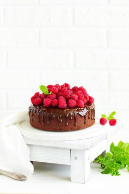 Çikolata kremalı ve ahududulu lezzetli çikolatalı pasta..