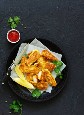 Bir hamur beyaz soslu kızarmış balık.